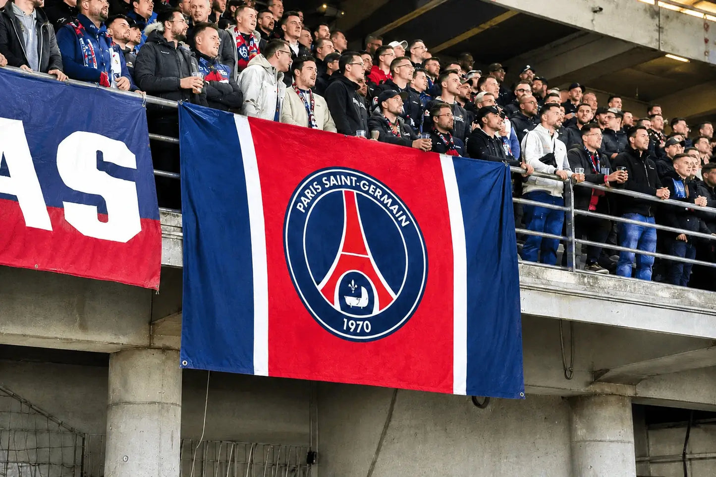 Drapeau PSG – Supportez Paris avec fierté | Bleu & Rouge